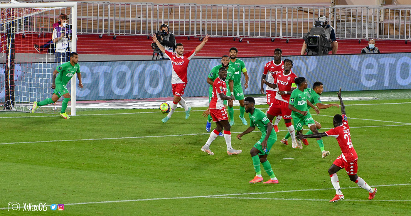 ...Monaco réclame un pénalty...