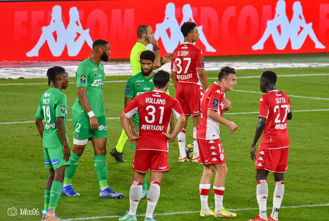 ...mais l'arbitre autorise un changement...