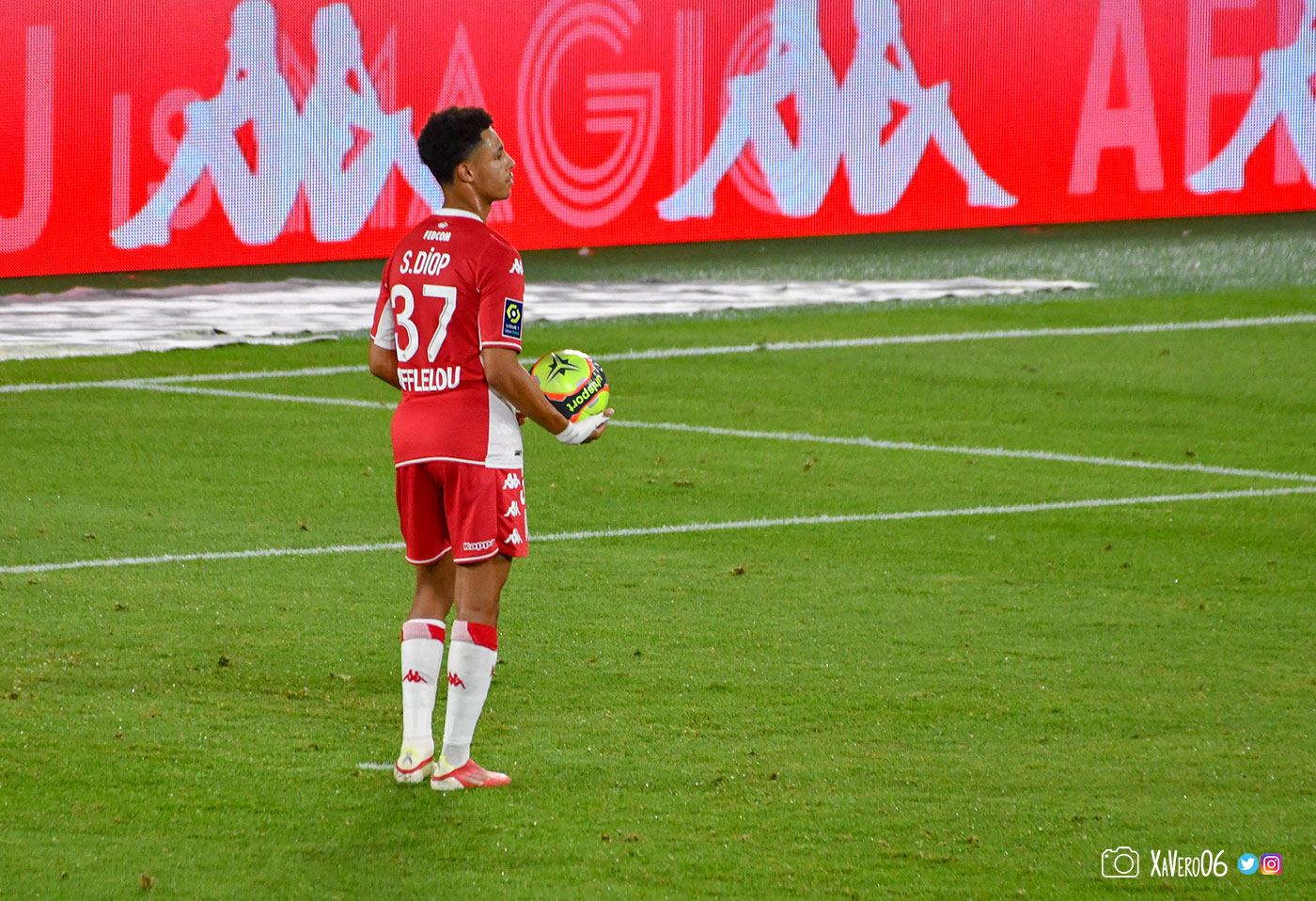 ...Diop attend pour savoir qui va le frapper...