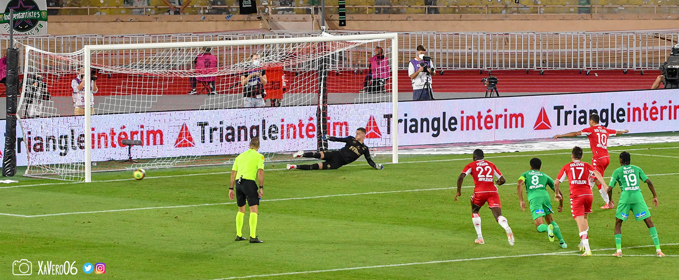 ...le ballon file vers le but...