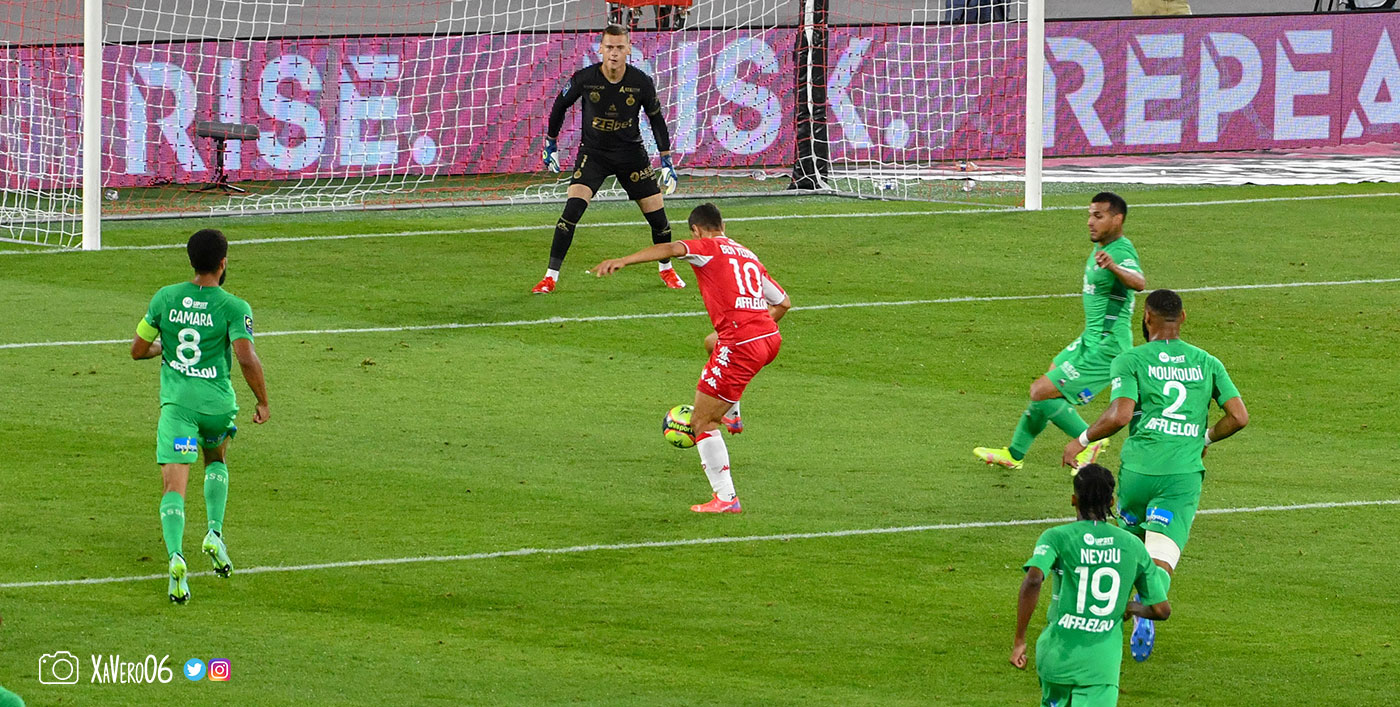 ...dans l'axe Ben Yedder est sur le ballon...