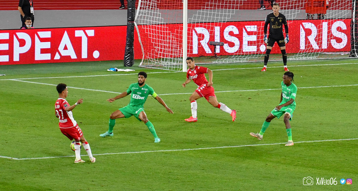 ...décale pour Ben Yedder dans la surface...