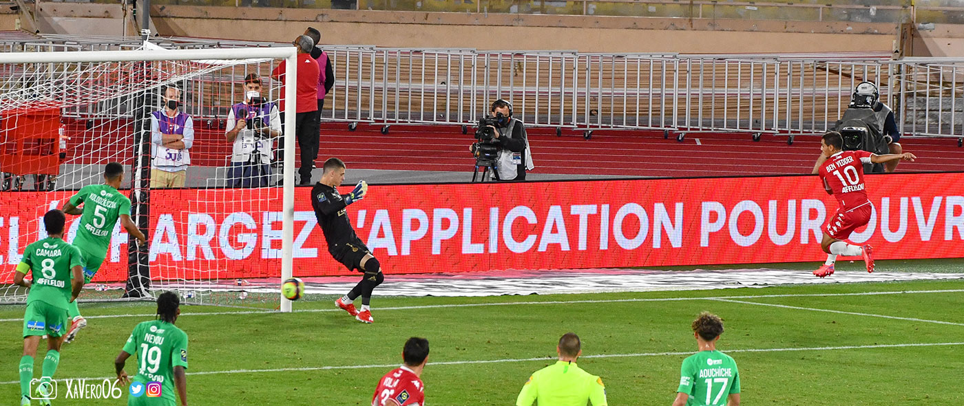 ...le ballon passe entre les jambes du gardien...