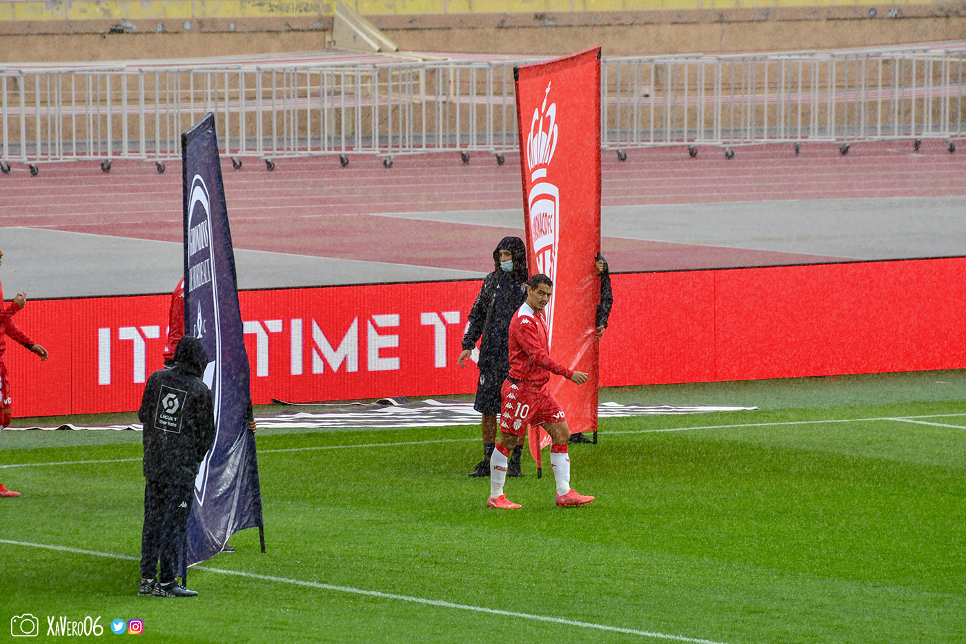 L'entrée des joueurs sous la pluie