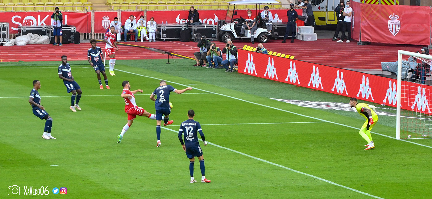 ...Volland contré par Gregersen...
