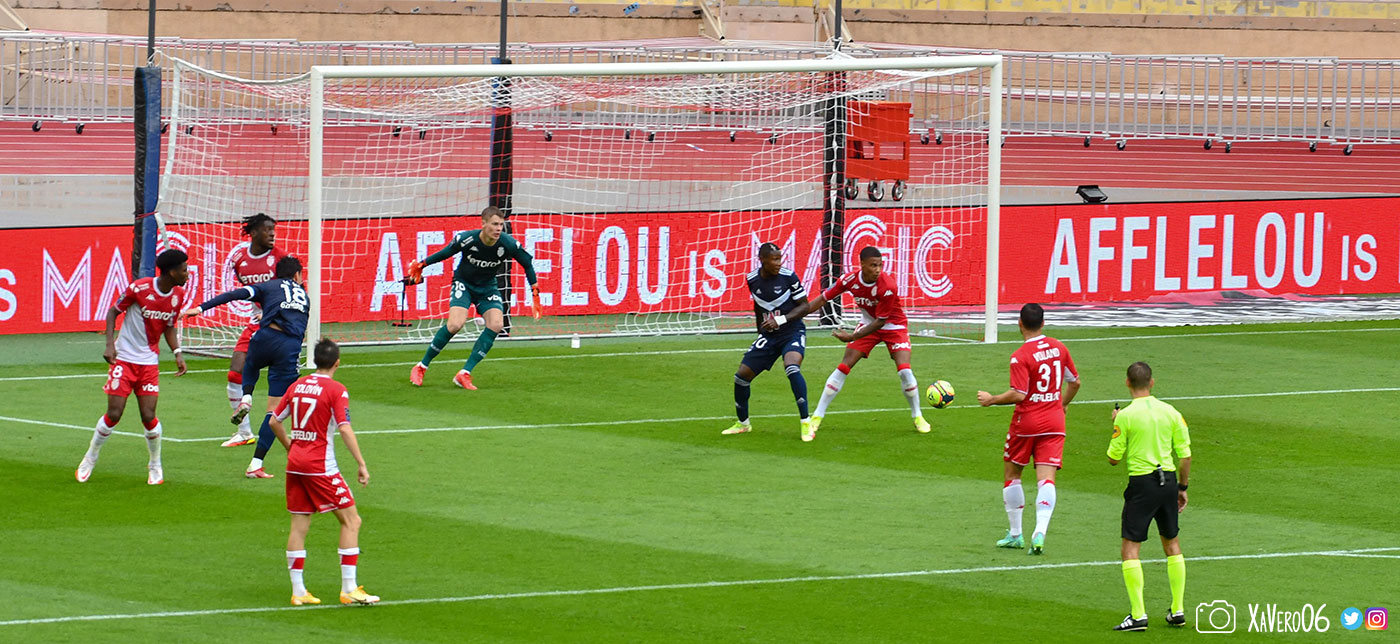 ...le ballon file au second poteau...