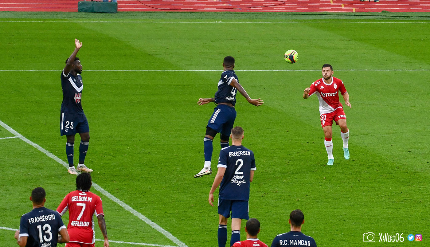 Volland est servi par-dessus la défense...