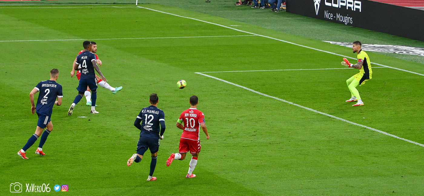...le ballon prend la direction du but...