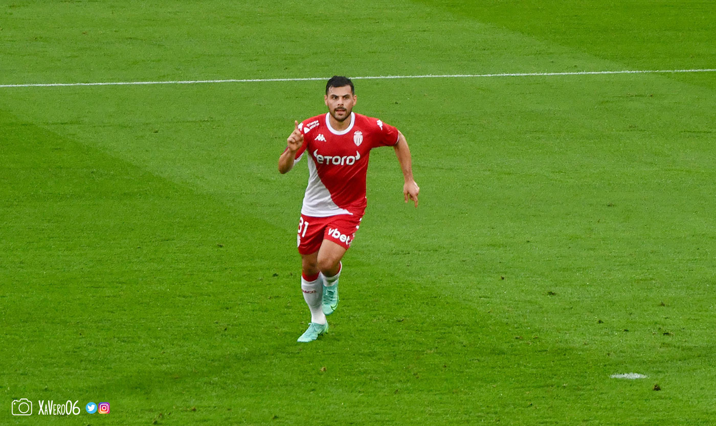 Volland commence à fêter son but en regardant l'arbitre assistant...