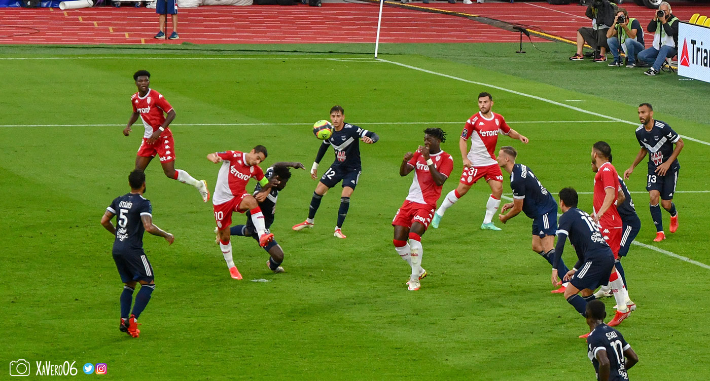...pour le point de pénalty où Ben Yedder et Kwateng se jettent...