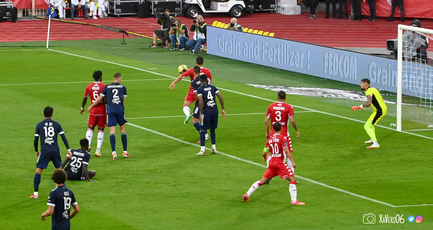 ...passe devant Volland qui fait tout pour éviter de toucher le ballon...