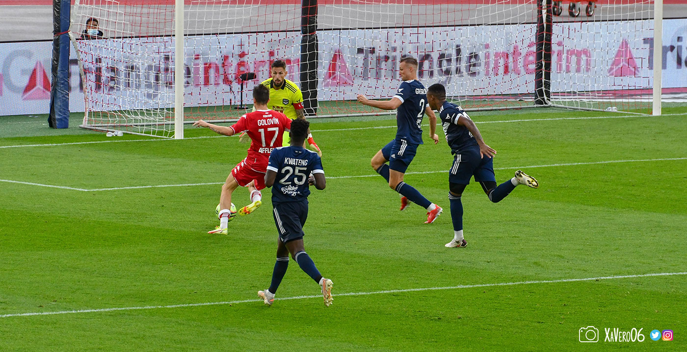 ...se présente face à Costil, prépare son extérieur du pied...