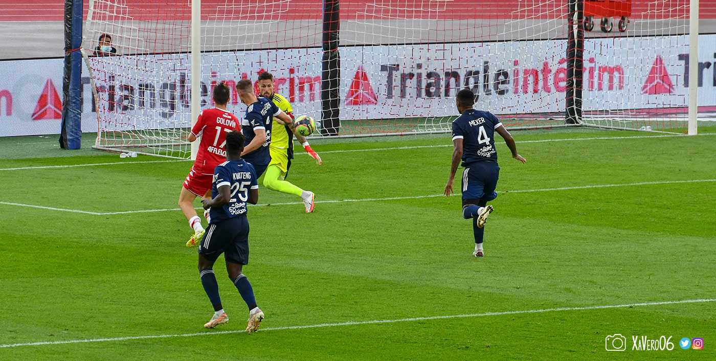 ...Costil a fermé le premier poteau, le ballon part au second...