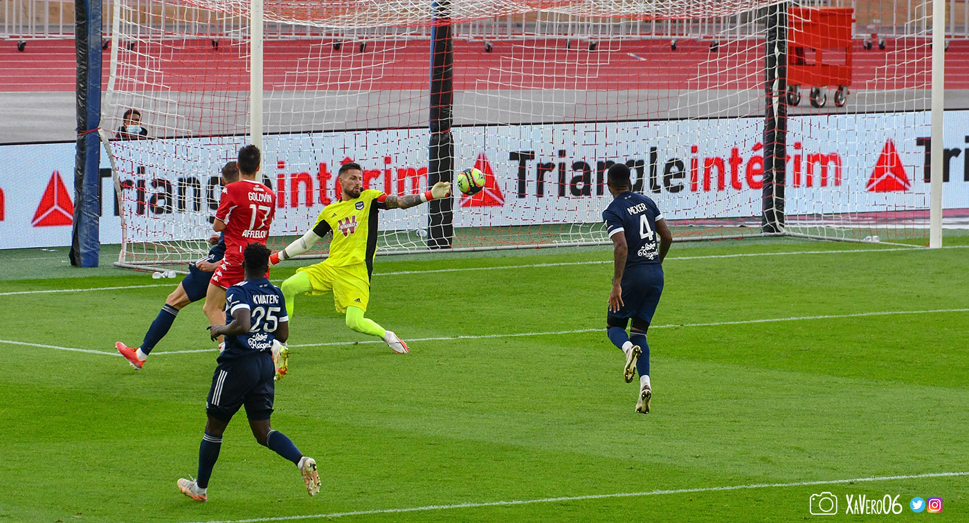 ...le gardien bordelais ne peut dévier le ballon...