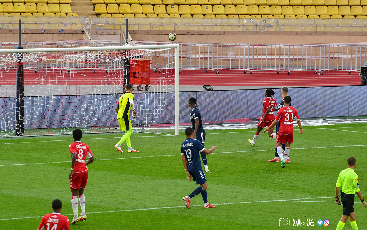 ...qui voit le ballon redescendre...