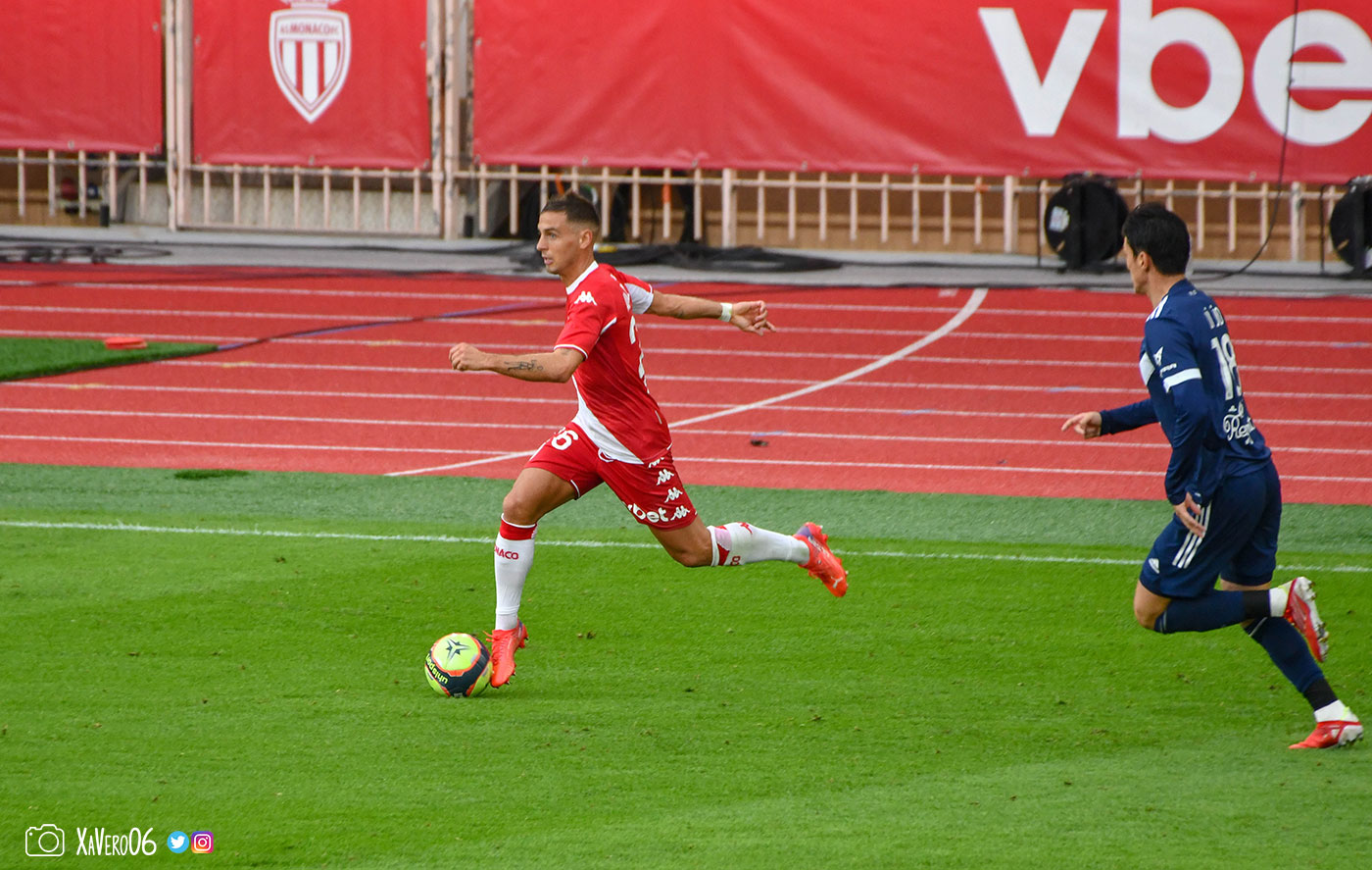 Aguilar déborde côté droit...