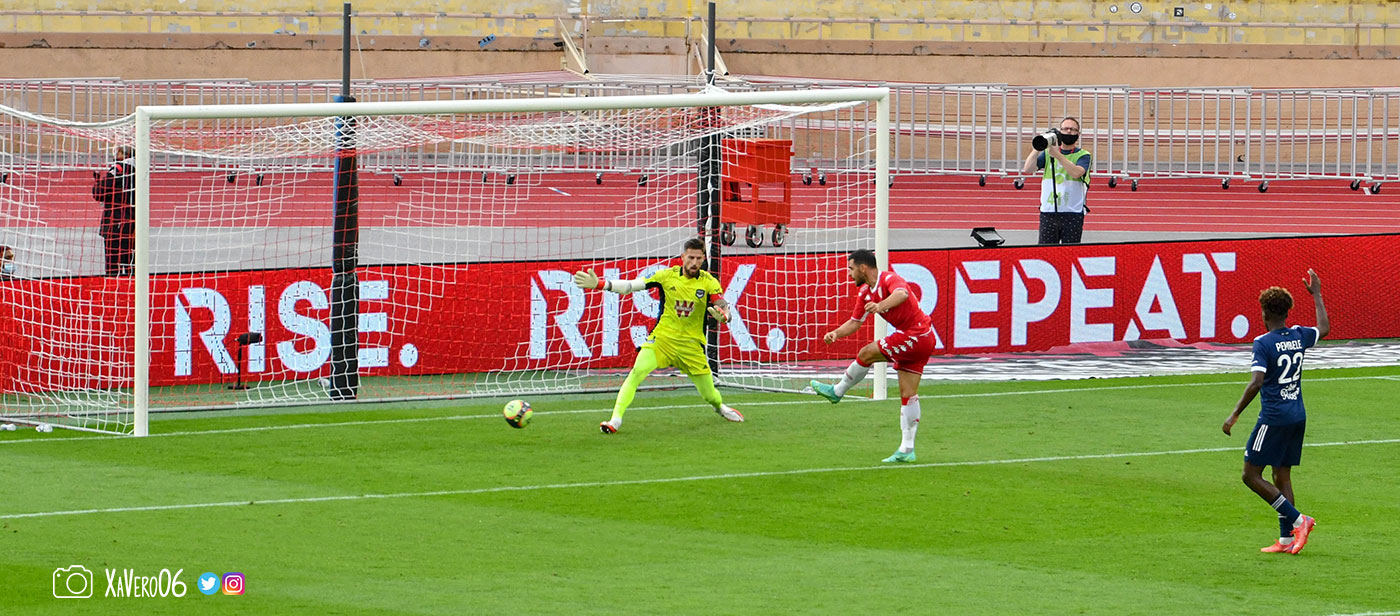 ...ajustant Costil...