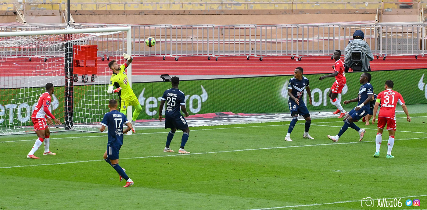 ...le ballon va vers le but...