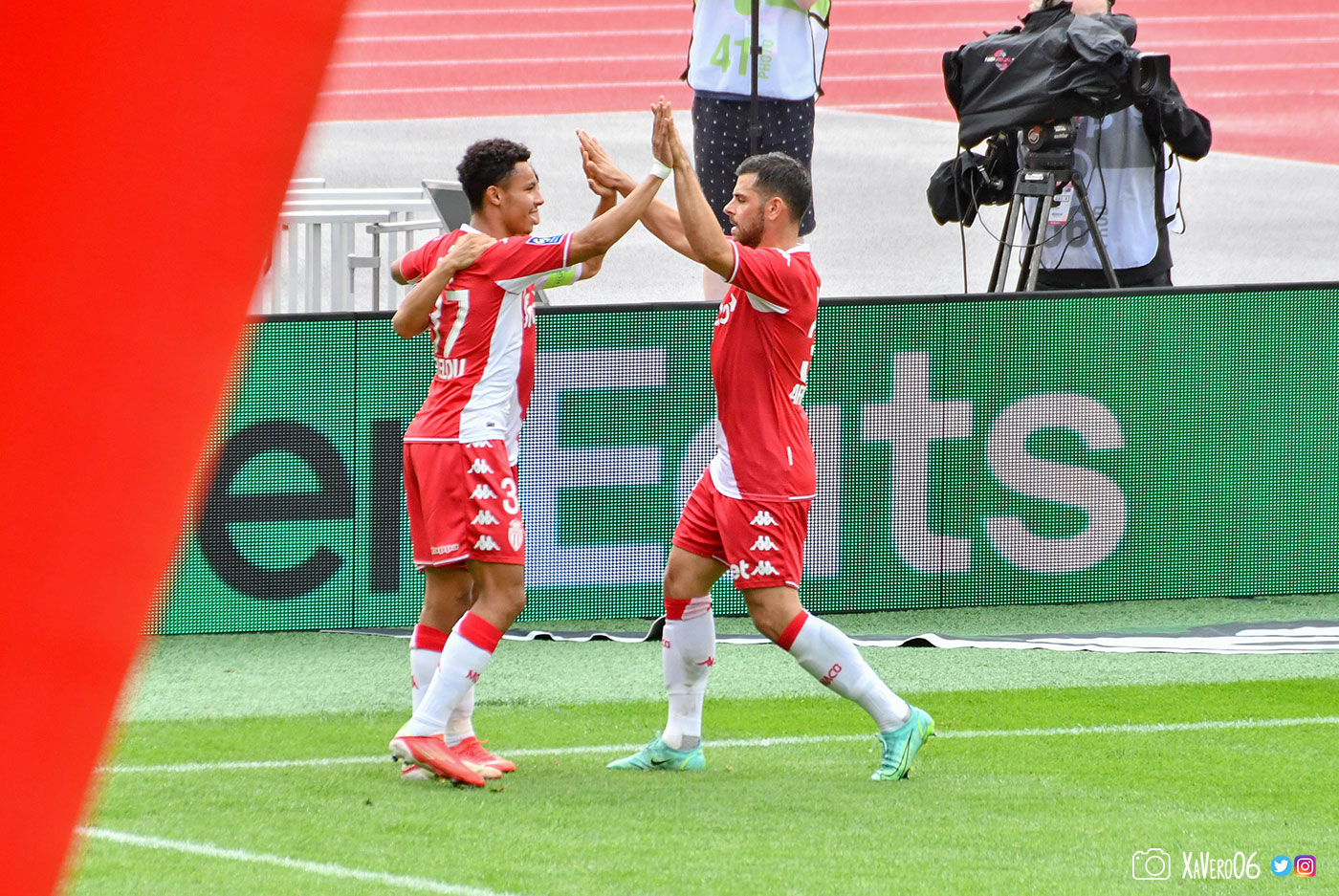 ...Volland encore le plus rapide pour congratuler le buteur...