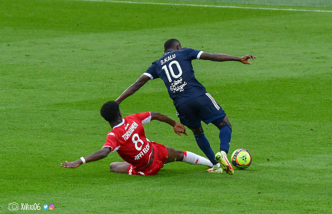 ...et prend le ballon, même si une faute sera signalée