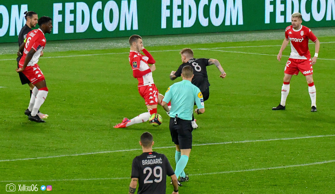 ...Pavlovic se jette, contre le ballon...