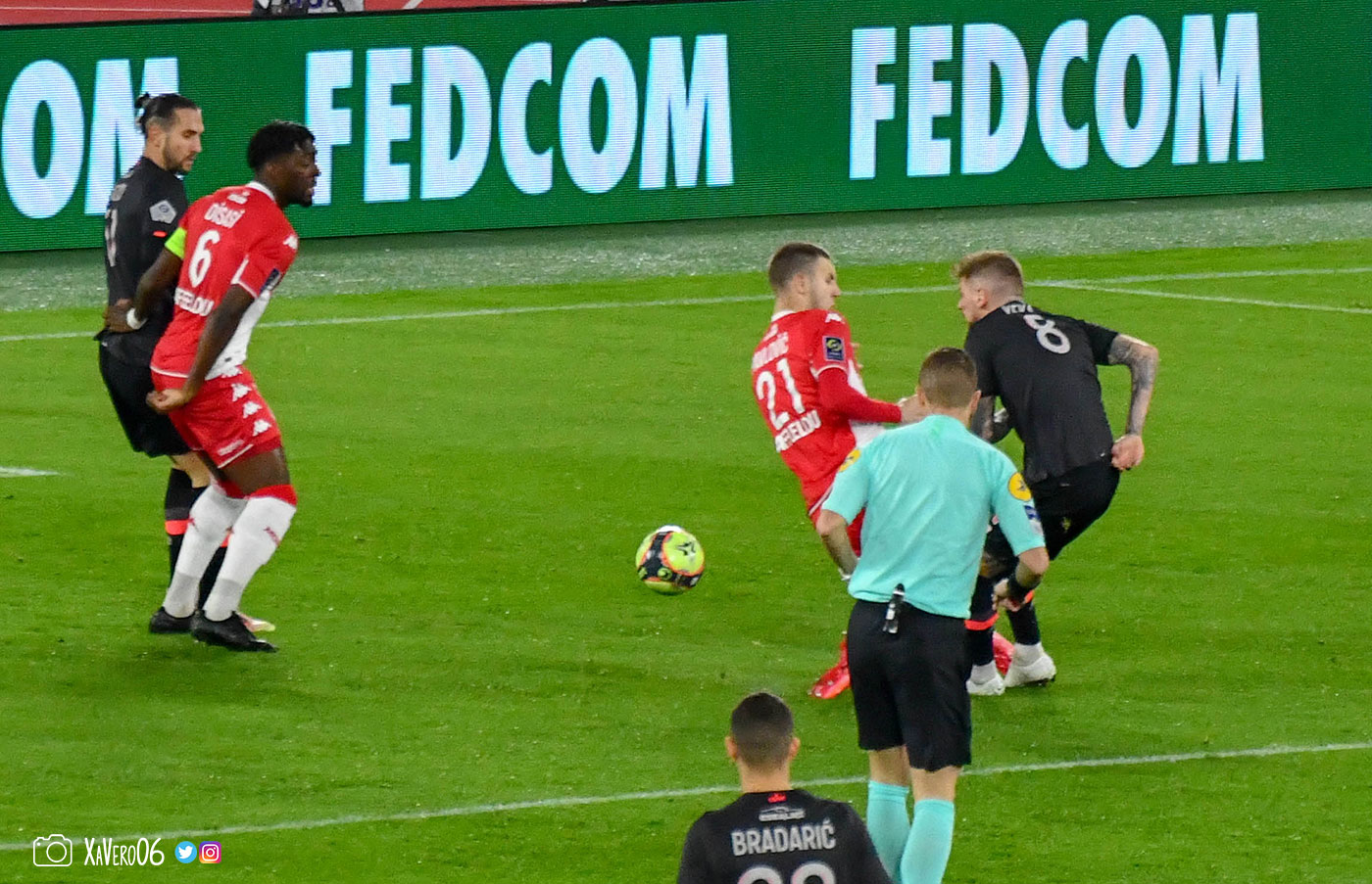 ...puis met ses crampons dans les pieds du lillois...