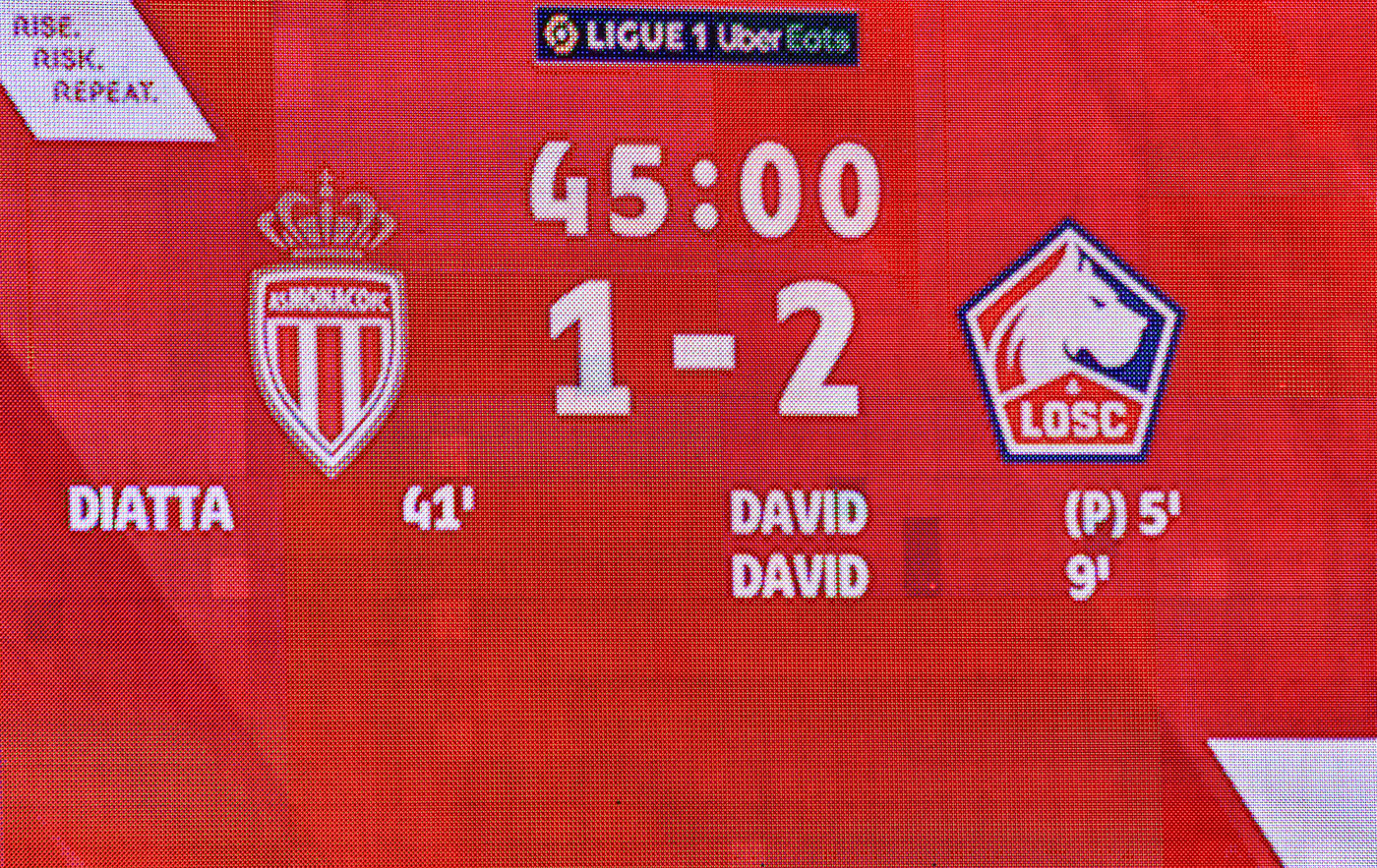...Monaco est mené à la mi-temps 1-2...