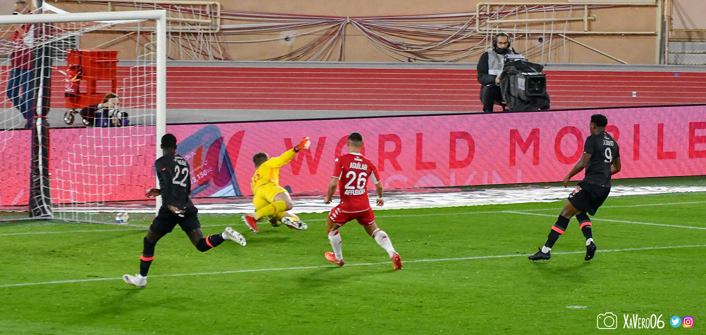 ...revient vers son but et repousse le ballon...