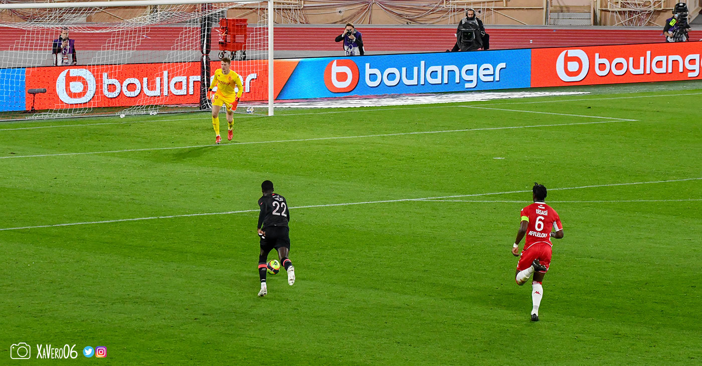 ...l'attaquant part au but, le défenseur ne pourra revenir...