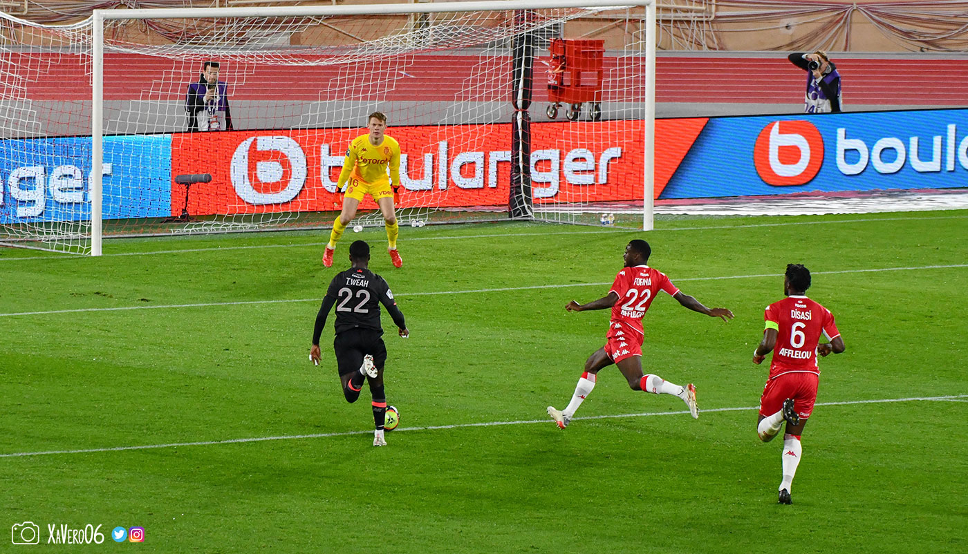 ...Fofana arrive à tout allure...