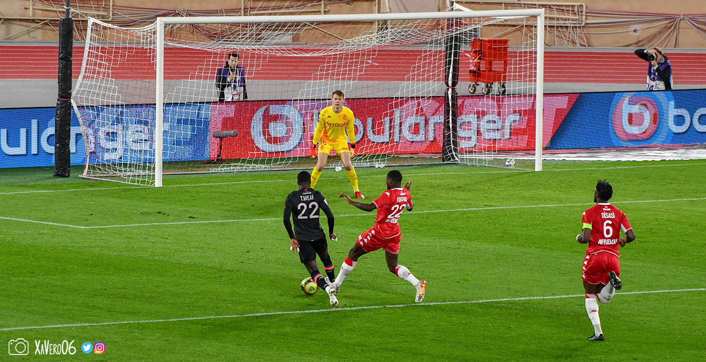 ...et pousse le ballon en corner
