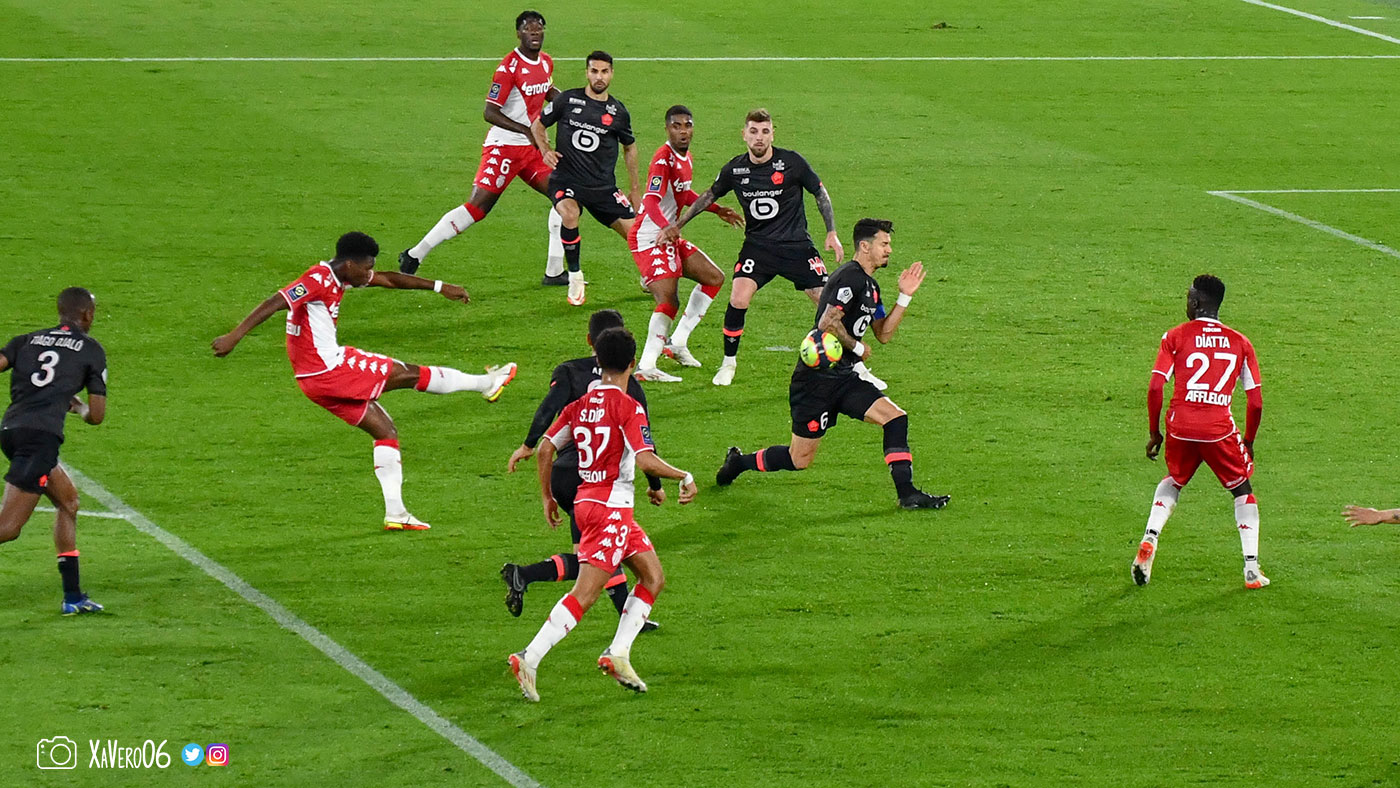 ...et frappe, Fonte contre...