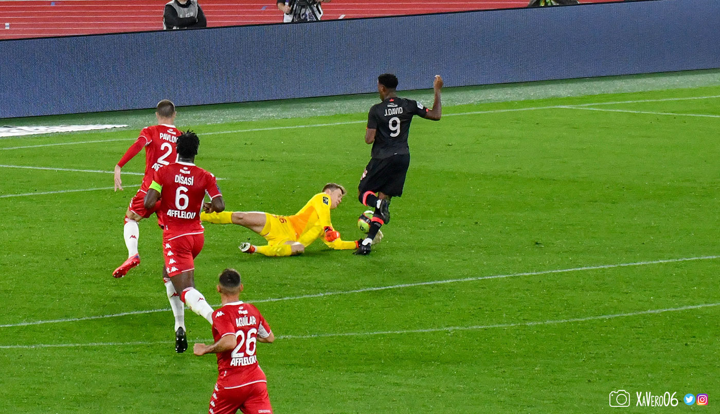 ...David ne peut reprendre le ballon...