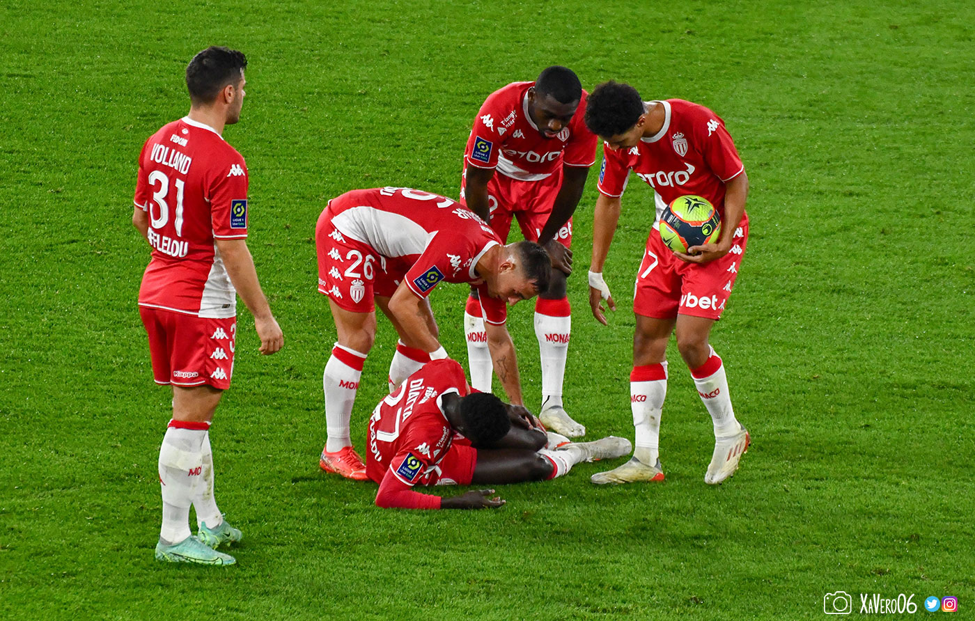 Krépin Diatta reste au sol, touché à un genou...