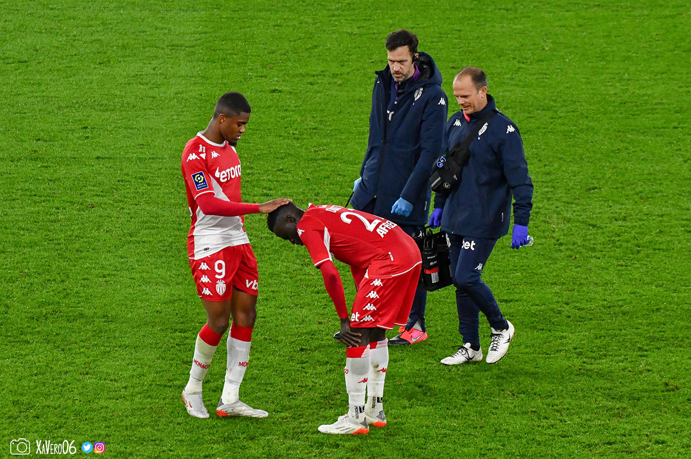 ...à la pause, Diatta se plaint encore du genou, réconforté par Boadu...