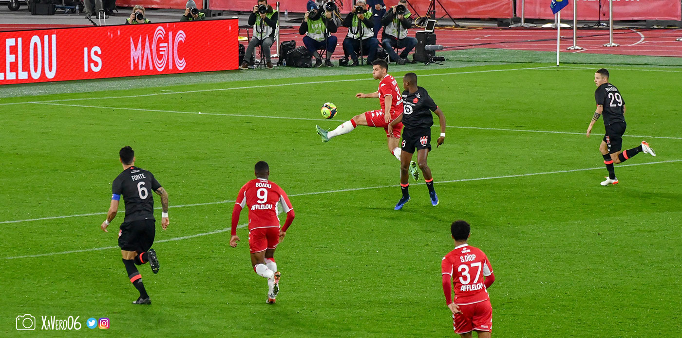 Longue ballon pour Volland qui contrôle...