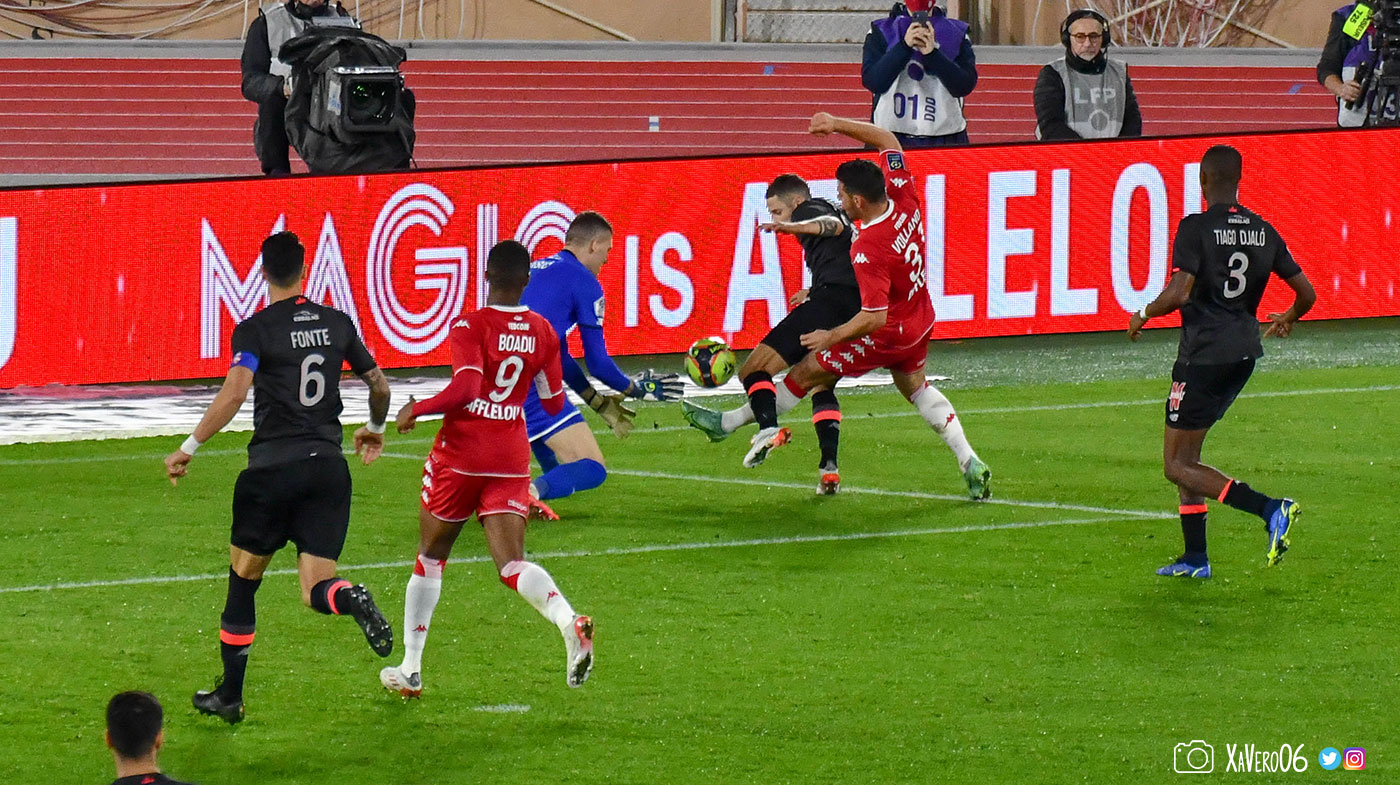 ...mais arrive à toucher le ballon entre les jambes du défenseur et avant que le gardien ne mette les mains sur le cuir...