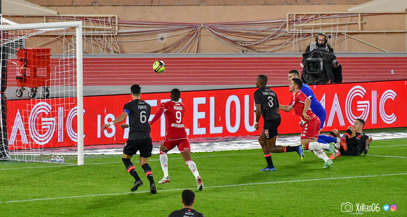 ...le ballon est cadré...