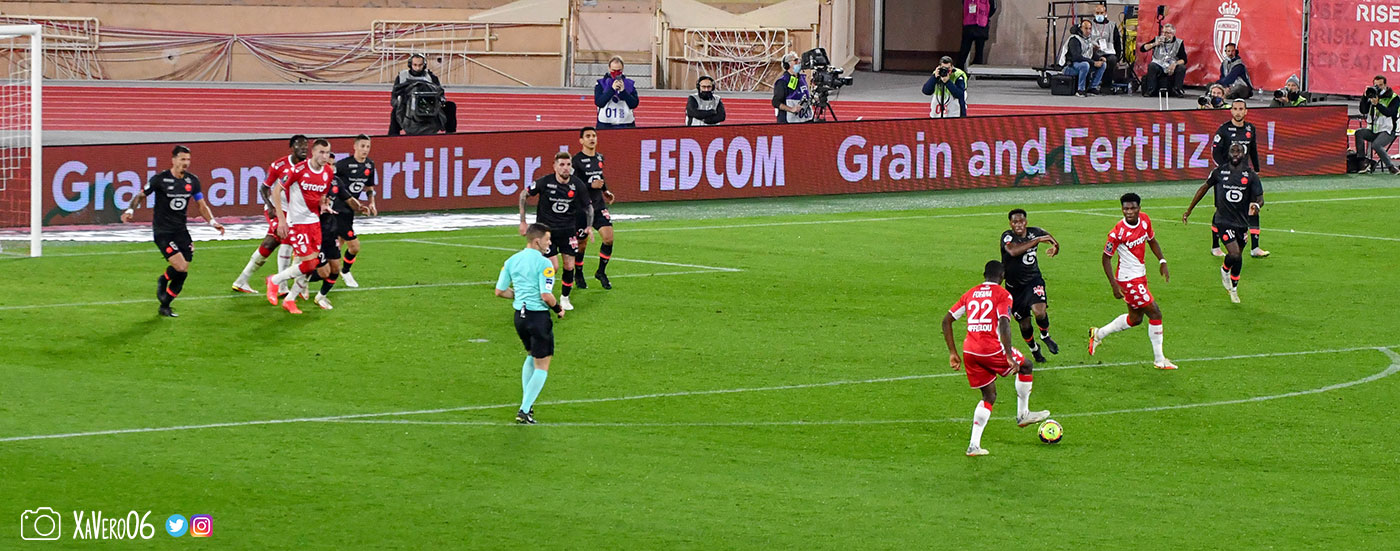 ...en retrait sur Fofana, resté immobile qui contrôle...