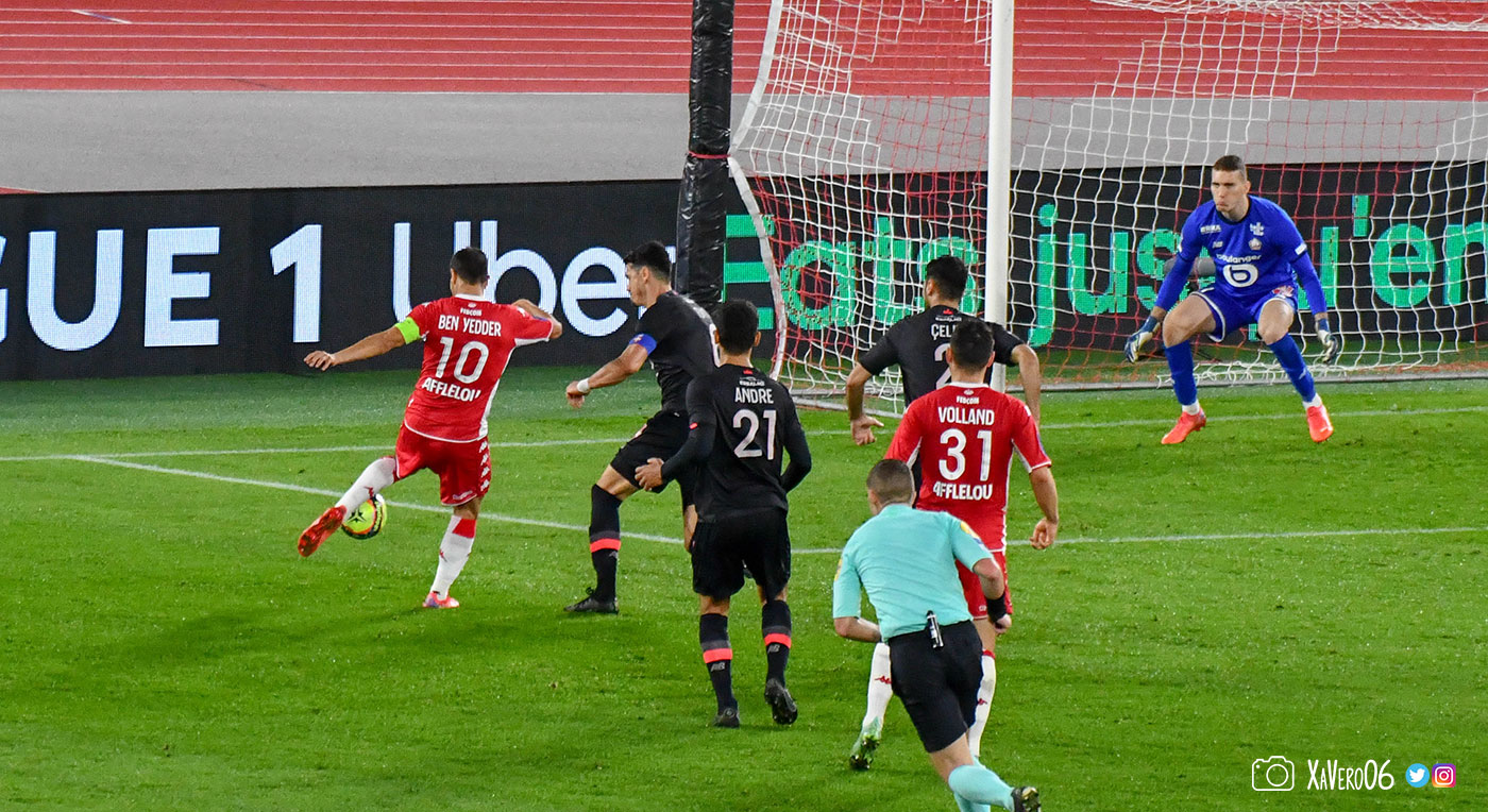 Reprise de demi-volée de Ben Yedder...