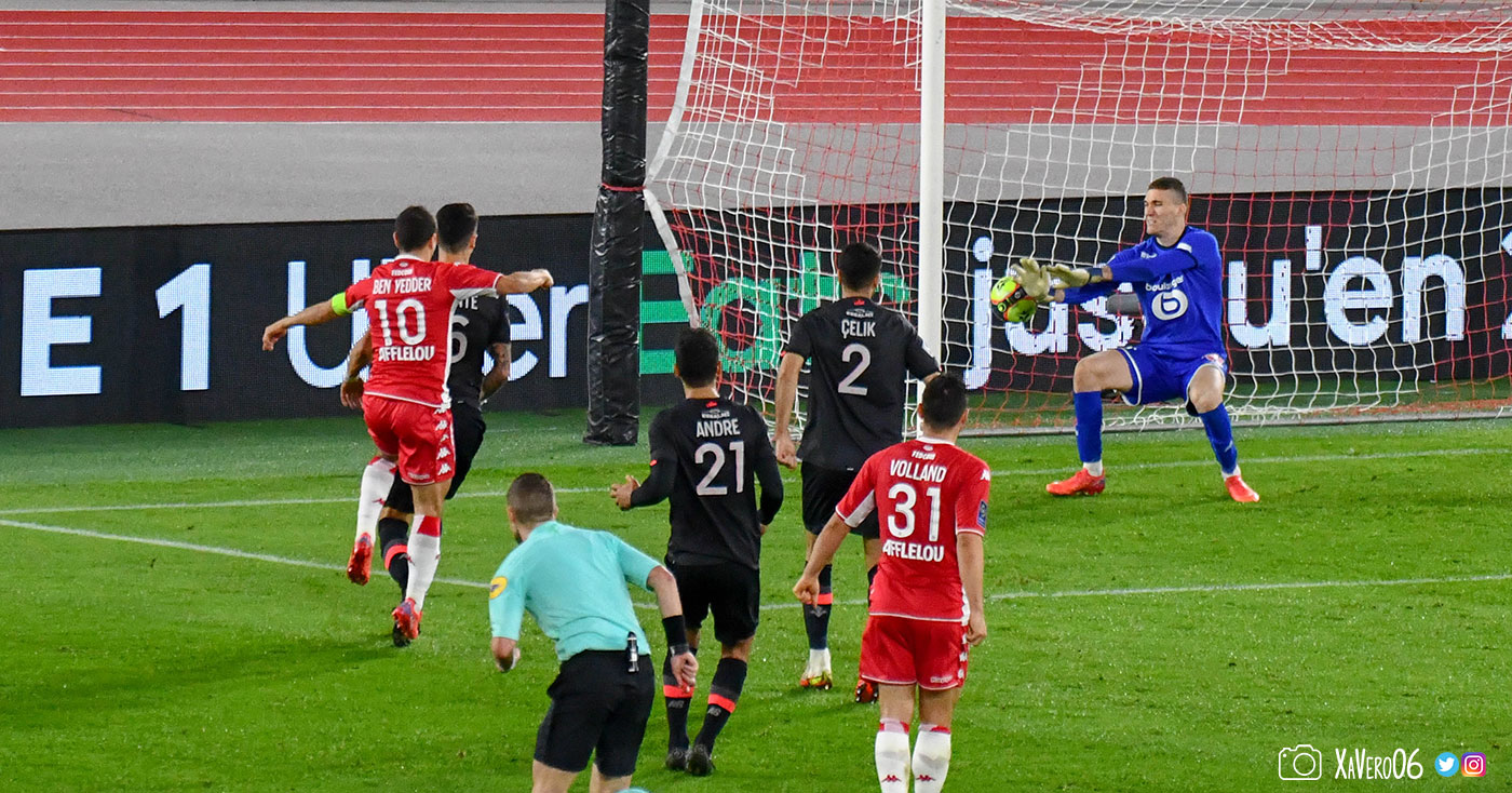 ...au premier poteau, Grbic rate le ballon...