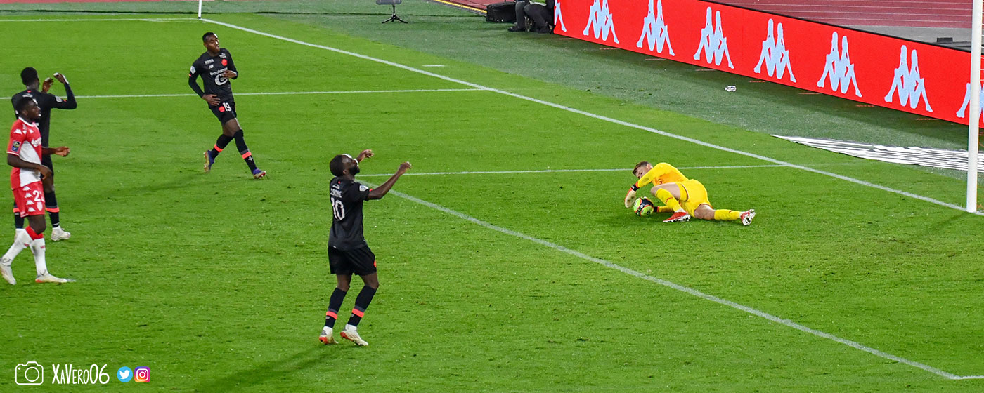 ...et se couche pour gagner un peu de temps