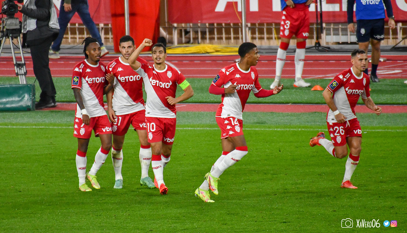 ...Wissame Ben Yedder le poing levé...