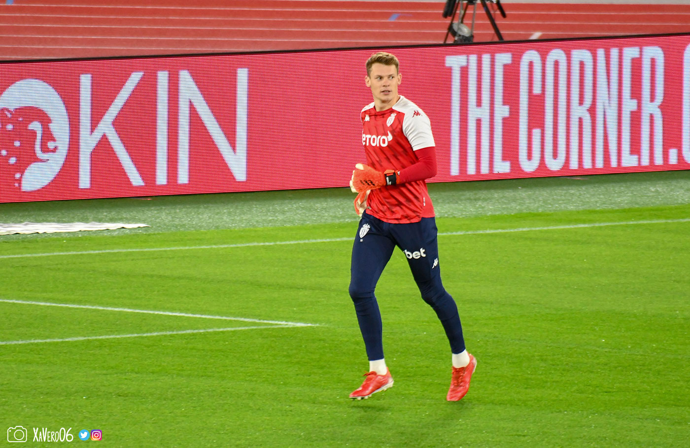 Nübel titulaire dans les buts...