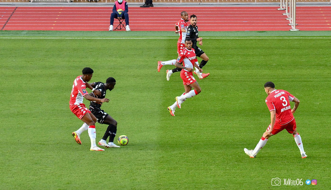 Lucas laisse passer le ballon pour Niane...