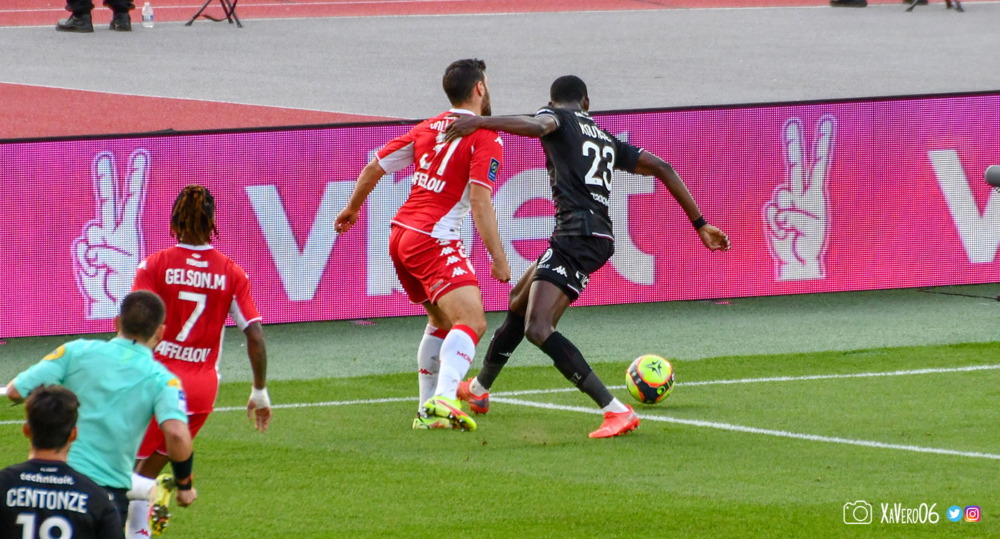 ...Kouyaté dévie le ballon de son bras arrière...