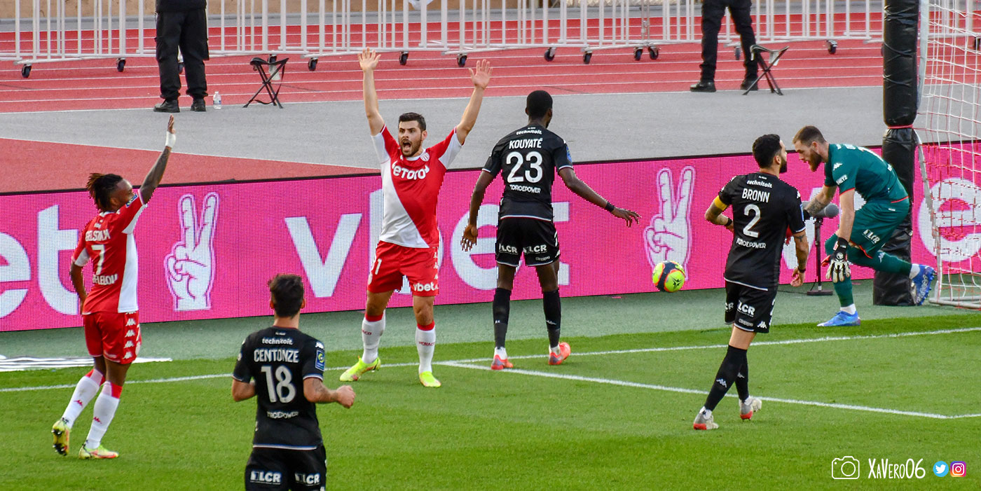 ...Volland réclame un pénalty...
