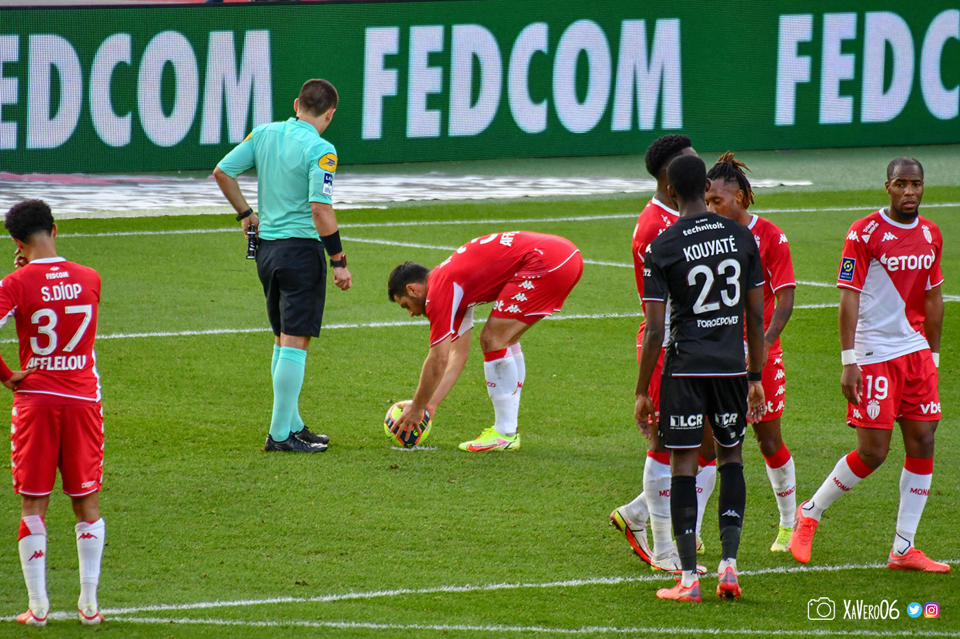 Volland place son ballon...