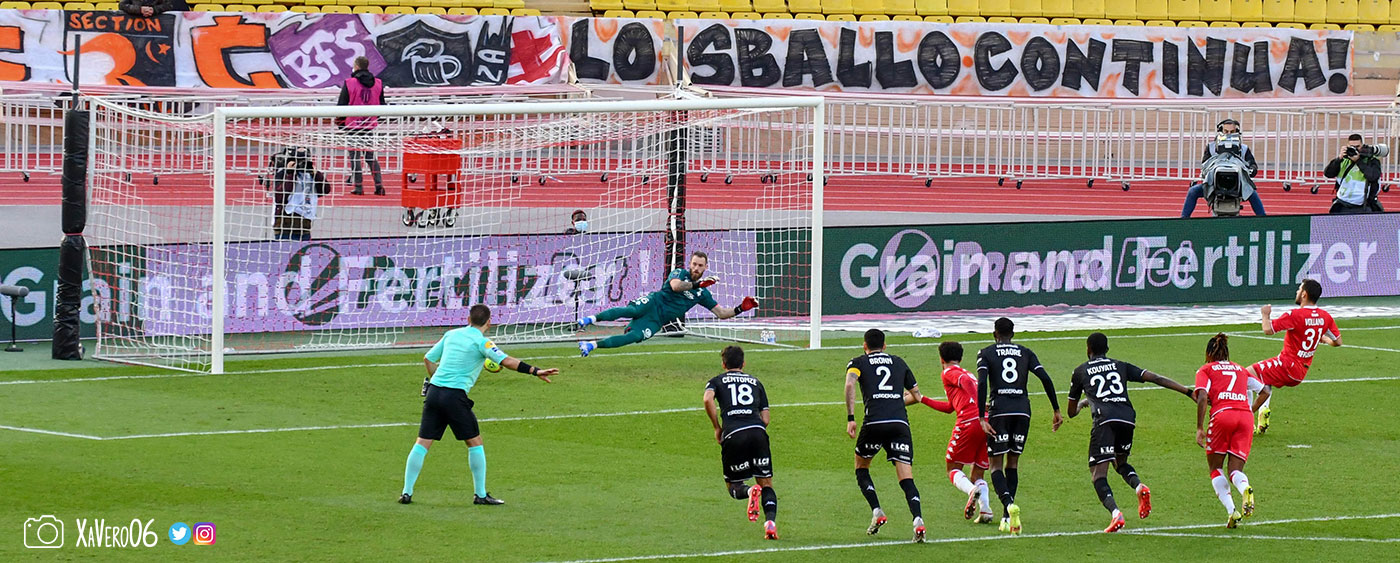 ...Oukidja est parti à gauche, le ballon va à droite...