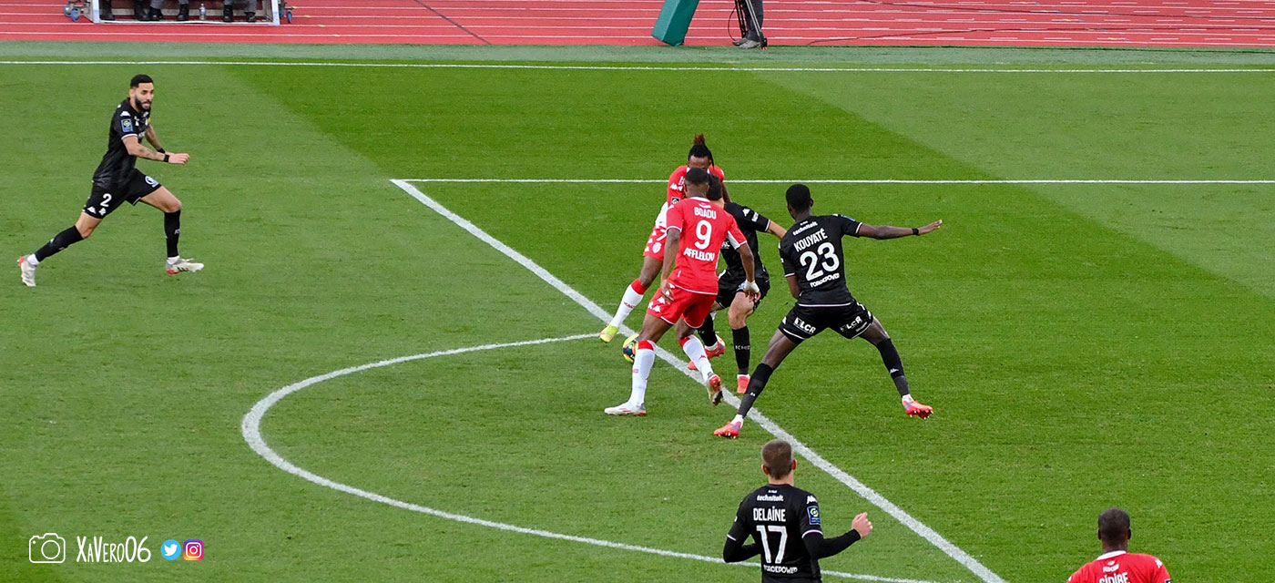 ...Martins contrôle une première fois...